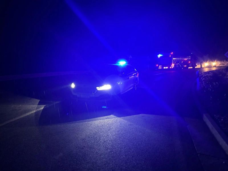 FOTO/VIDEO Cesta prema Žednom još uvijek zatvorena za promet, vatrogasci uspješno obranili kuće