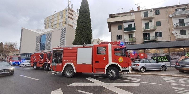 DIM U KNJIŽNICI MARKA MARULIĆA Na intervenciji 13 pripadnika JVP-a i DVD-a Split s trima vozilima