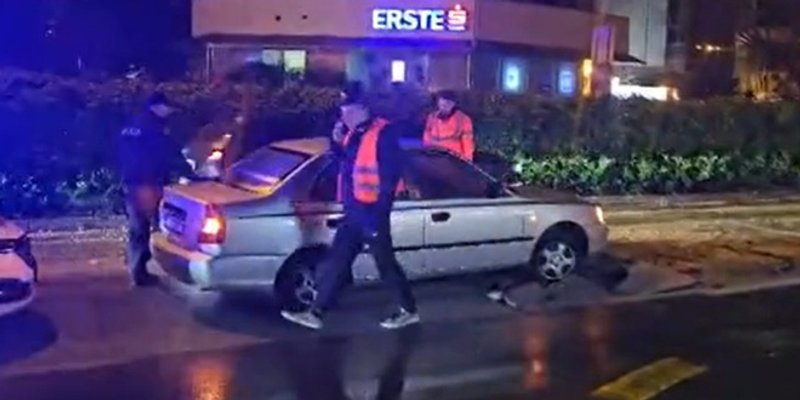 VIDEO Na Poljičkoj cesti u Splitu pukla cijev, oštećen jedan automobil