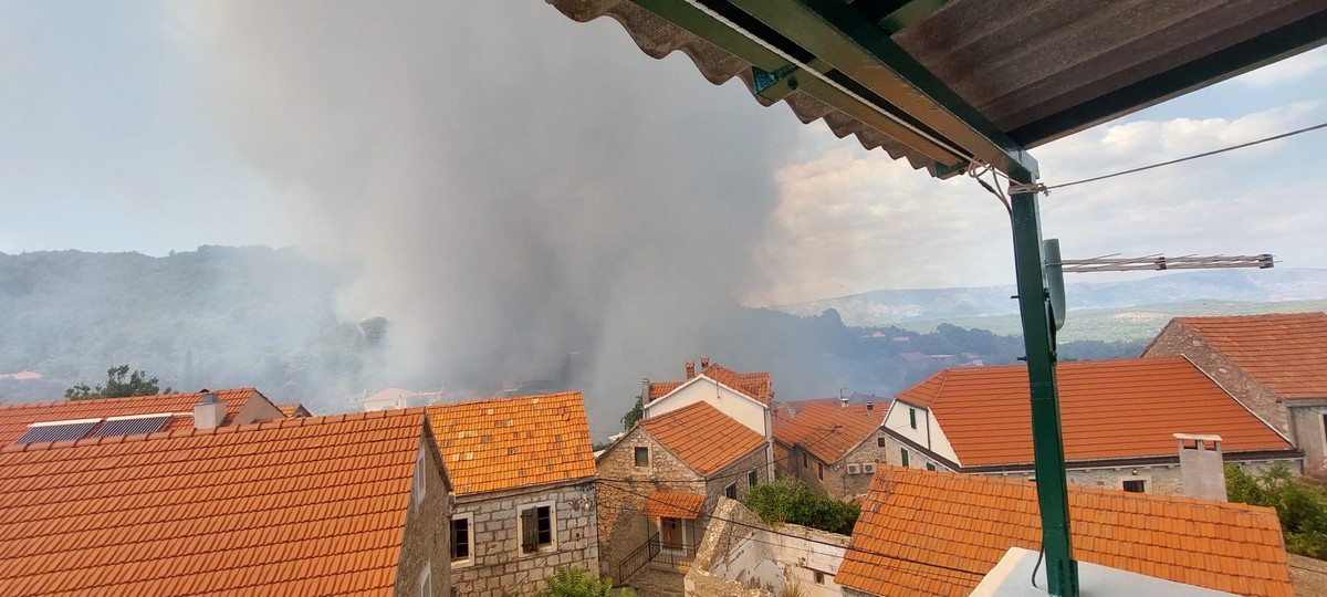 FOTO/VIDEO Požar na Hvaru i dalje bukti, donosimo snimke s terena