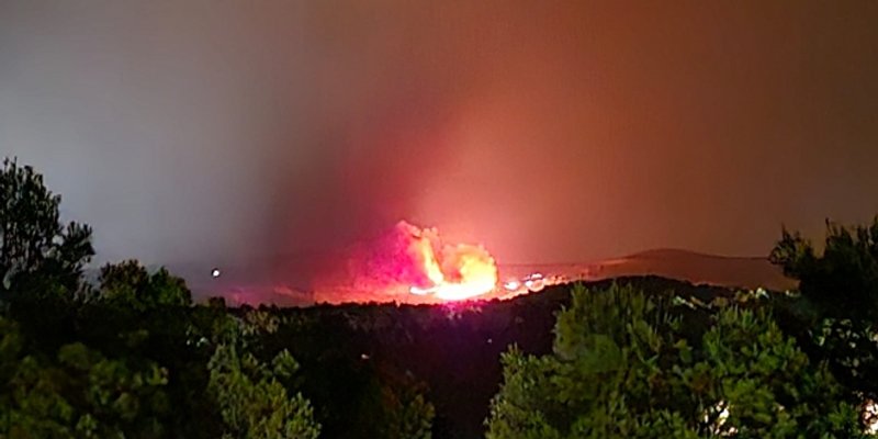 Požar u Milni okružen, noćas podignute vatrogasne snage iz Splita, Solina, Kaštela, Omiša