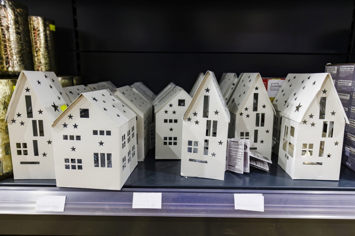 Božićna groznica trese Dalmaciju: U kaštelanskom outletu krenuo Black Friday! Božićni asortiman na 50% popusta, a na rasprodaji su stabla maslina i limuna