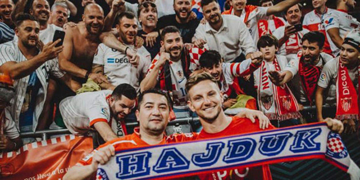 FOTO: Šal Hajduka i trofej Europske lige u rukama Rakitića i njegovih četrdesetak navijača iz Splita!