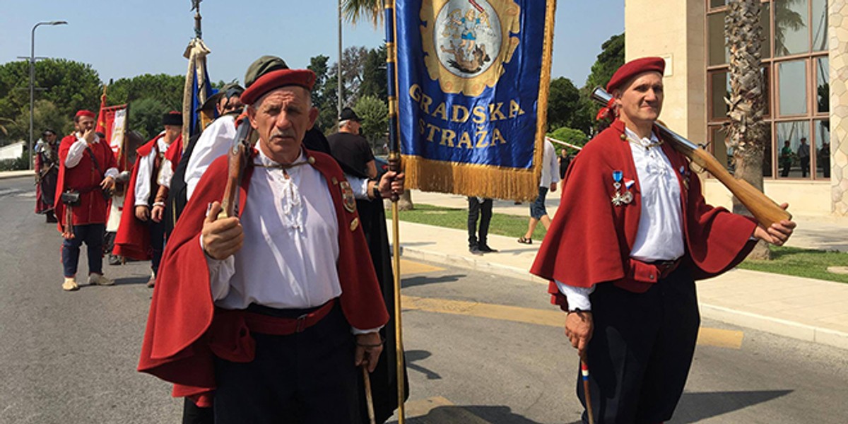VIDEO: Na Banovini zavijorila hrvatska zastava, održan mimohod branitelja
