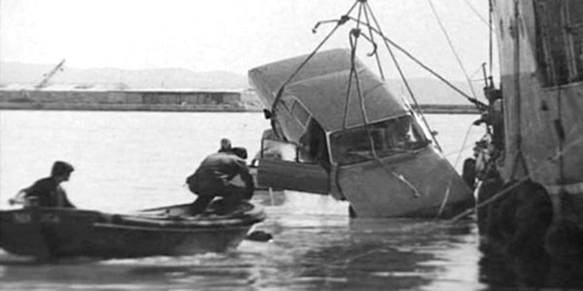 Nezadovoljni navijači Hajduka su prevrnuli tri automobila beogradskih registracija, a jednoga bacili u more!