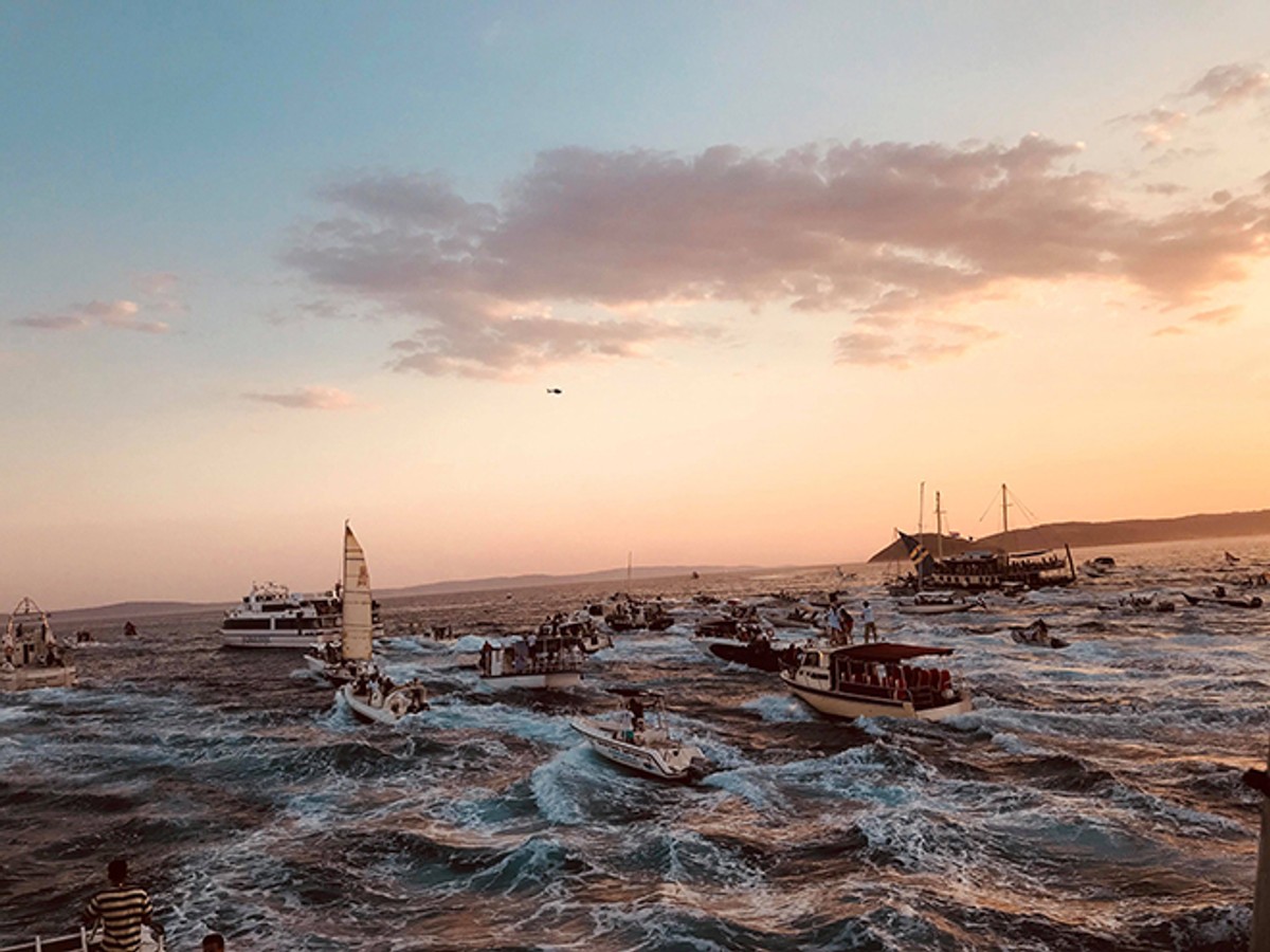 UŽIVO ISPRAĆAJ OLIVERA: Katamaran se otisnuo od obale uz pjesmu 'Vela Luka', brojni brodovi ga ispratili iz splitske luke