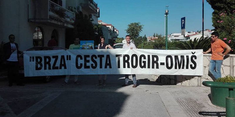 Župana dočekali zbog brze ceste do Omiša: Kada se dogodi bilo kakva nesreća mi jedino možemo skočiti u more i plivati do Brača