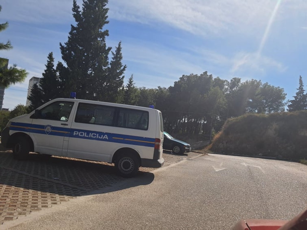 UŽIVO S TURSKE KULE Ostao samo jedan policijski kombi