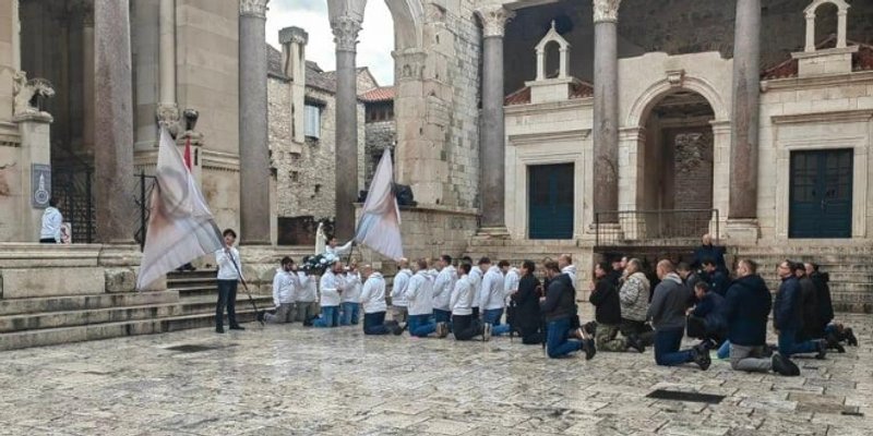 MARIJINI RATNICI: Katolički muževi klečali na Peristilu i molili krunicu