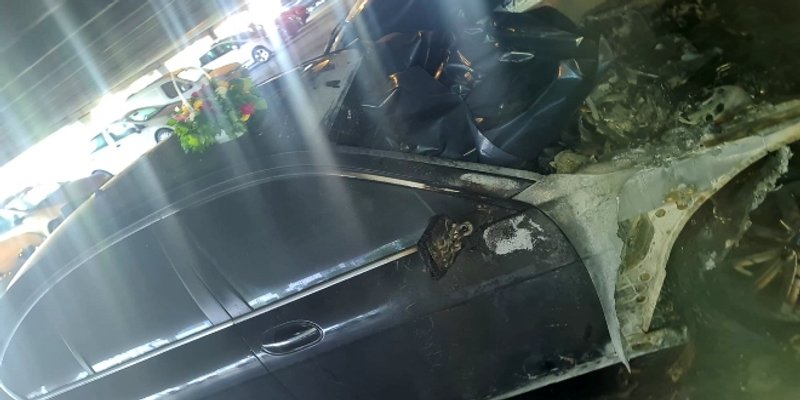 NOVA PORUKA? Cvijeće za groblje na BMW-u zapaljenom u garaži na Pujankama