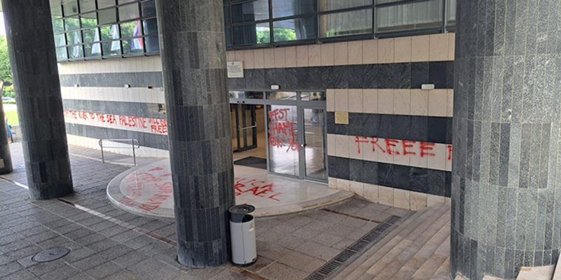 SPREJEM NA FILOZOFSKI: Poruke podrške Palestini, prozvani čelnici fakulteta