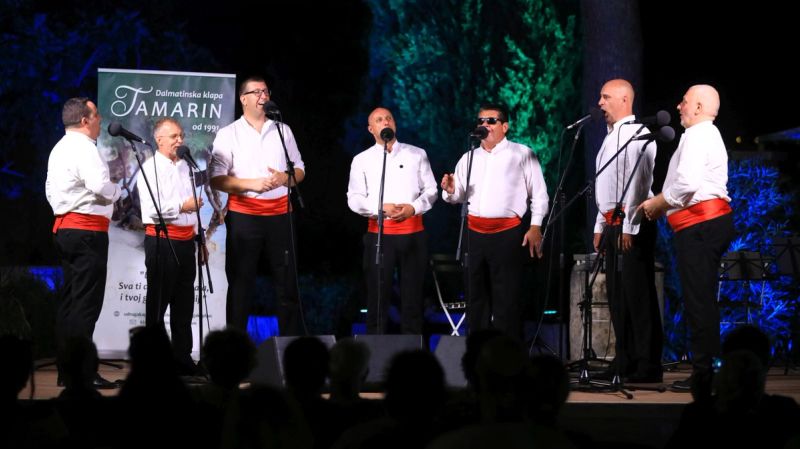 Zavjet dalmatinskoj klapskoj pjesmi pod zidinama drevne Salone: Bogata tradicija klape Tamarin okrunjena noću za pamćenje