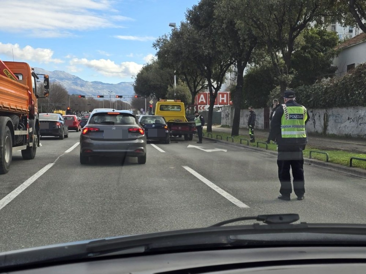 Sudar auta i vozila vučne službe u Splitu: 'Vozači, oprez'