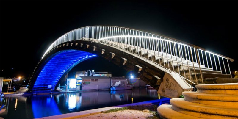 Drveni most u Trogiru dobio trajnu rasvjetu