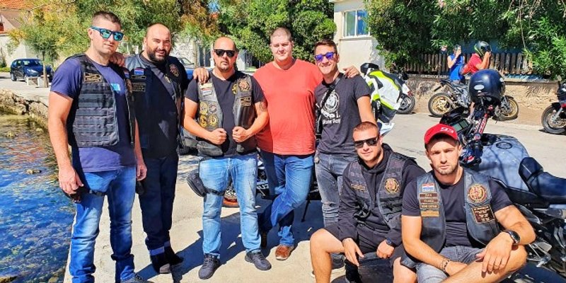 FOTOGALERIJA: Splitsko-dalmatinski bajkeri spontano se okupili i žrtvi nasilja u Kaštelima uručili novčanu donaciju