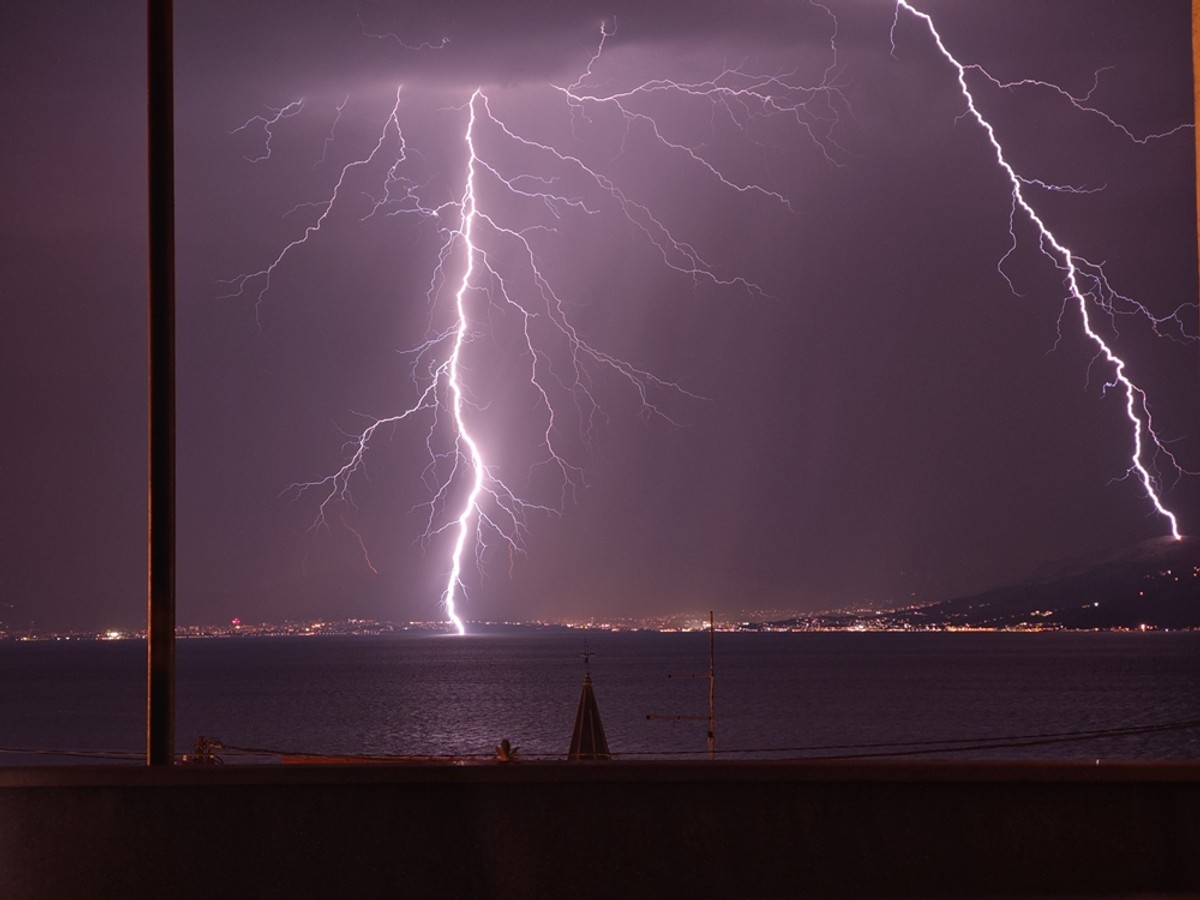 VIDEO Planulo iznad Žrnovnice nakon udara groma: 'Samo da vitar ne okrene!'