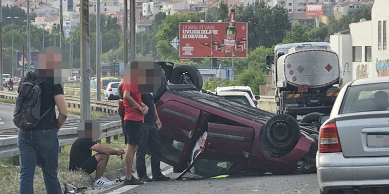 SUDAR NA BRZOJ CESTI Auto završio na krovu, jedna je osoba ozlijeđena