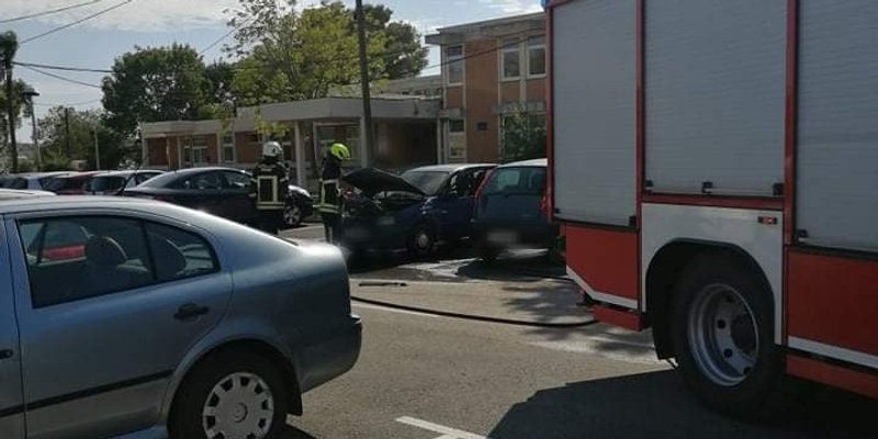TROGIR Kraj Doma zdavlja planuo automobil