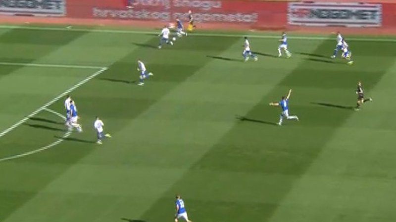 VIDEO: Nitko ga ne čuva, maše rukama, traži loptu, na kraju će zabiti gol. Gdje je Hajdukov vezni red?