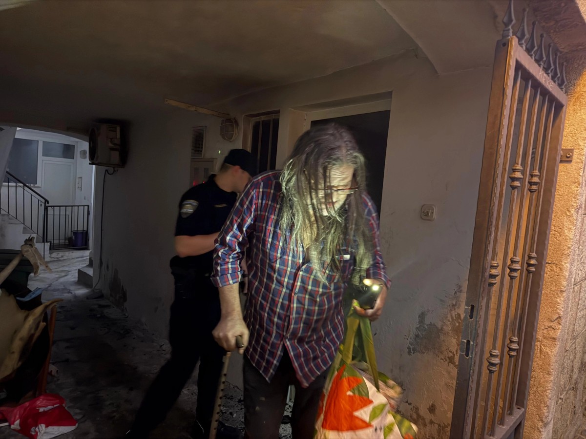 FOTO/VIDEO Planuo stan umjetnika poznatog po Crvenom Peristilu: 'Ja san tija sam gasit, bez vatrogasaca'