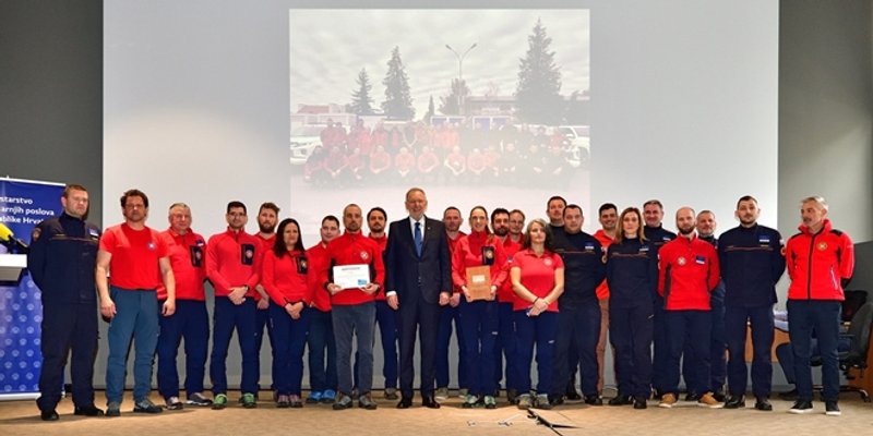 VIDEO Božinović uručio certifikat i bedževe pripadnicima hrvatskog CaveSAR modula