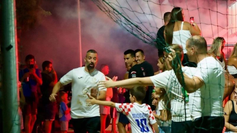 FOTO: Karin gorio od futsala! 65 ekipa, 400 gledatelja i spektakularno finale uz bakljadu
