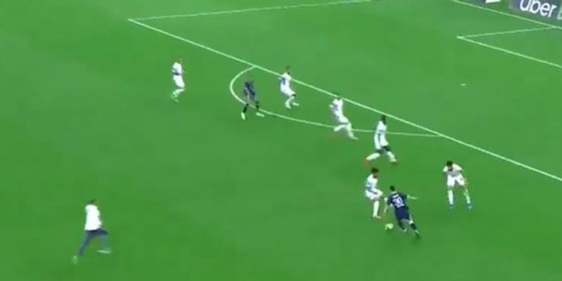 URNEBESAN VIDEO Navijač utrčao na teren i jurio Messija!