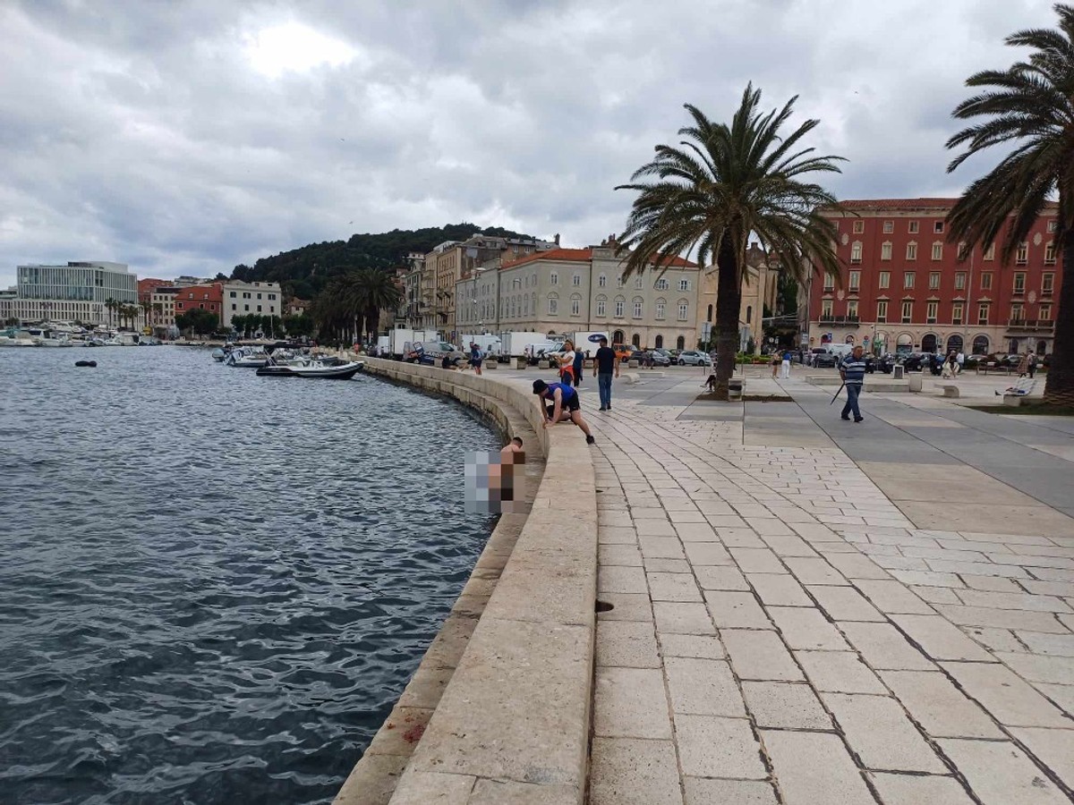 GOLOTINJA NA RIVI Usred dana se skinuo i skočio u more