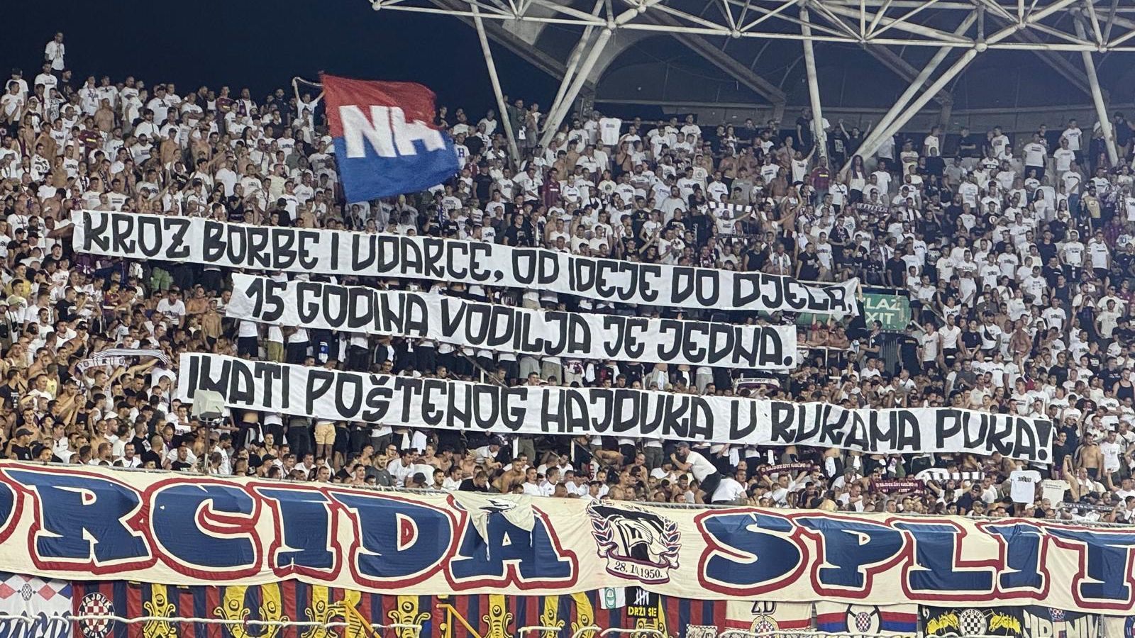 Torcida podigla poruku, poviše je zavijorila zastava Našeg Hajduka