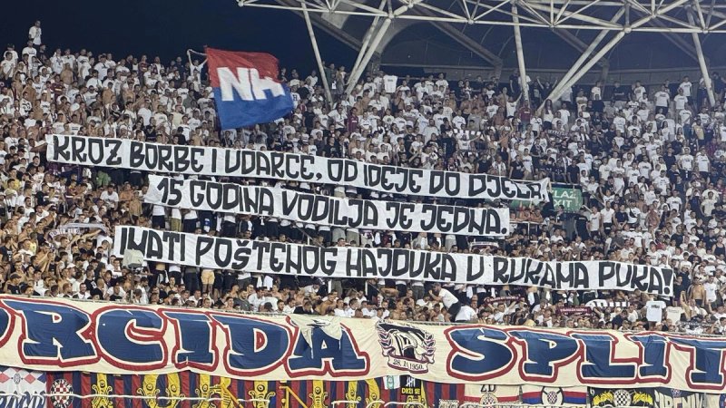 Torcida podigla poruku, poviše je zavijorila zastava Našeg Hajduka