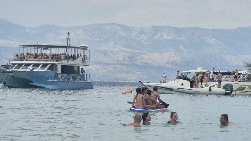 Desant brodova na plažu kod Sutivana: Gosti se s glisera iskrcavaju među kupačima, Općina nije dala suglasnosti za pontone i sidrišta