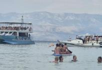 Desant brodova na plažu kod Sutivana: Gosti se s glisera iskrcavaju među kupačima, Općina nije dala suglasnosti za pontone i sidrišta