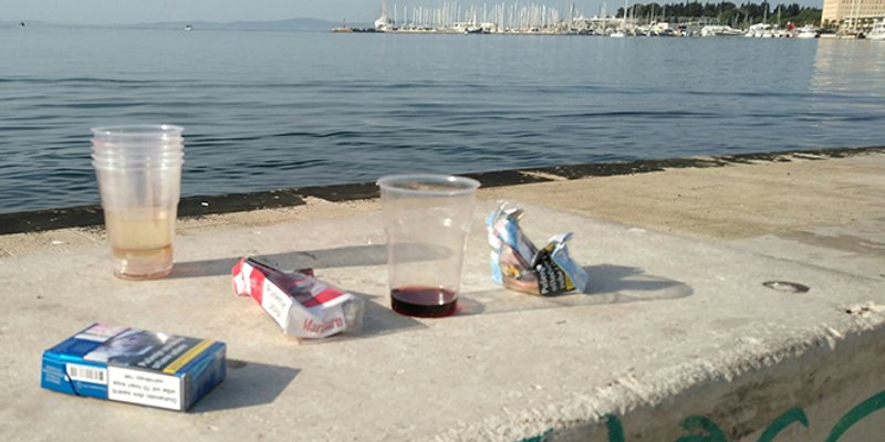 Pismo čitatelja: Kad već cilu noć piju i puše na Matejuški, neka i pokupe škovace iza sebe!