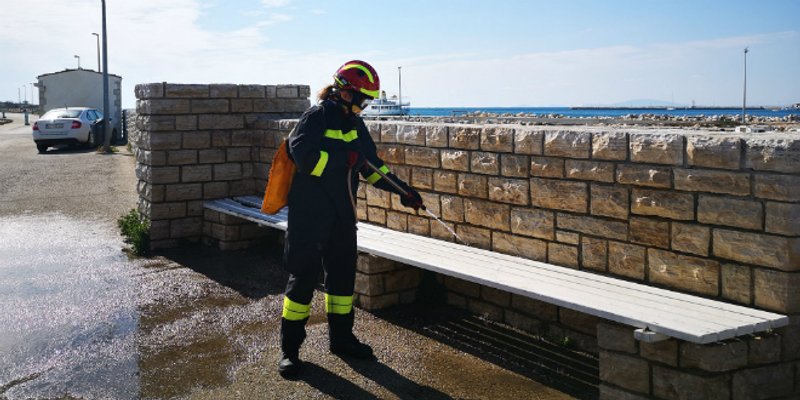 VATROGASCI U BORBI S KORONOM Situaciju dodatno otežavaju građani koji su spaljivanjem biljnog otpada izazivaju požare