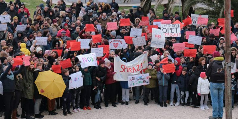 OMIŠ ZA NORU: Više od tisuću ljudi okupilo se na prosvjedu zbog malene sugrađanke kojoj treba Spinraza