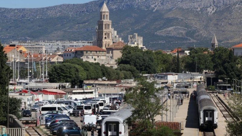 Od sutra novi vlak povezuje Split i Zagreb: Evo što putnike čeka u prvom elektrodizelskom vlaku