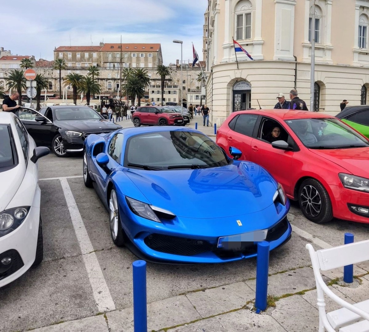 FOTOGALERIJA Plavi konj na splitskoj Rivi