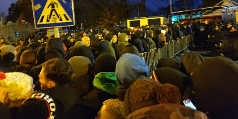 SRAMOTA NA MAKSIMIRU: Čeka se po dva sata za ulaz, par ljudi palo u nesvijest