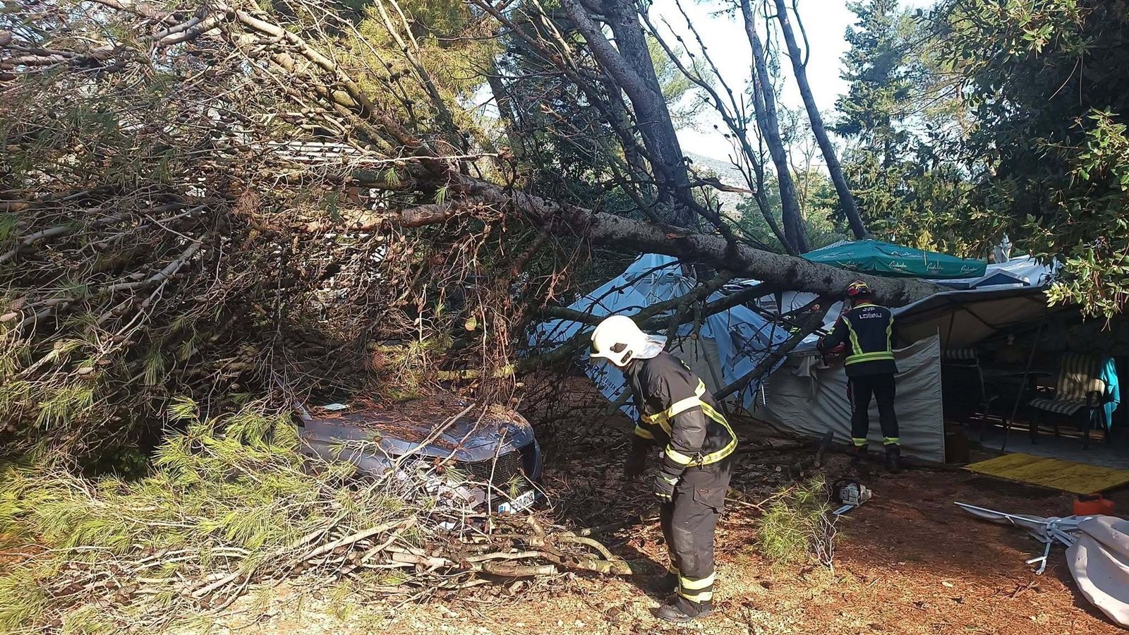 Pijavica poharala kampove na Lošinju: Dvije osobe ozlijeđene, srušeni deseci stabala