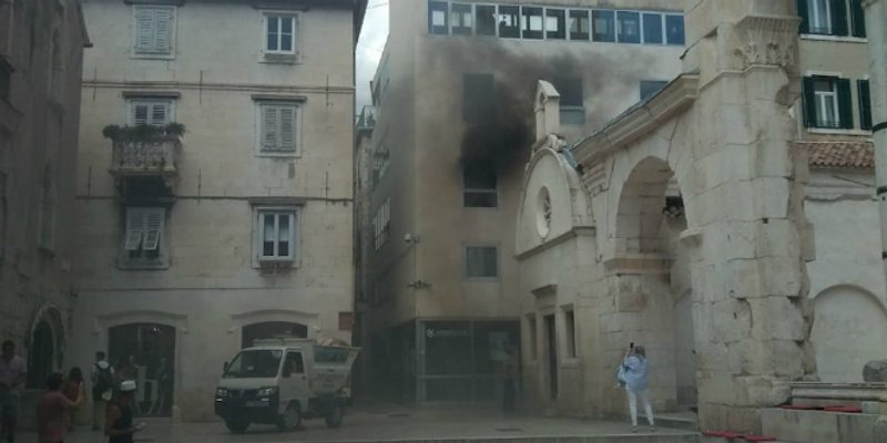 FOTO I VIDEO Kuća Šegvić u plamenu, požar lokaliziran u 14.50 sati