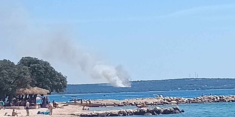 Gori na Pagu, požar gase i dva kanadera