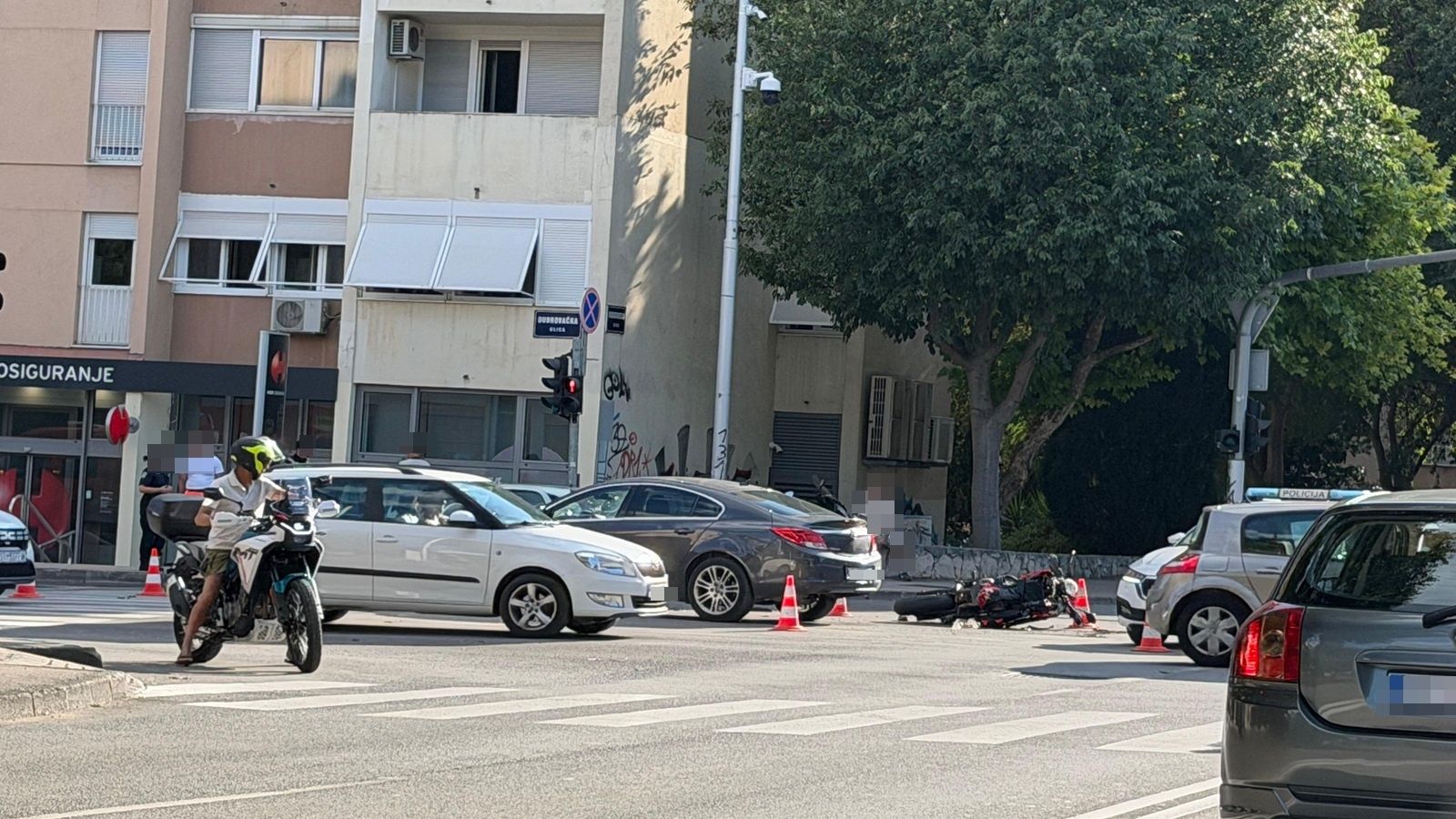 TEŠKA PROMETNA U SPLITU Na raskrižju Vukovarske i Dubrovačke oboren motociklist
