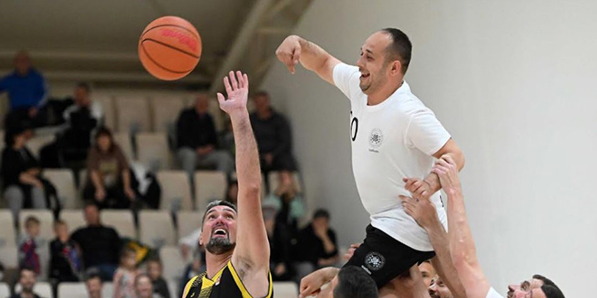 Spektakl u Omišu opravdao očekivanja, MVP Stipe Bekavac, ovacije legendarnoj Raziji Mujanović