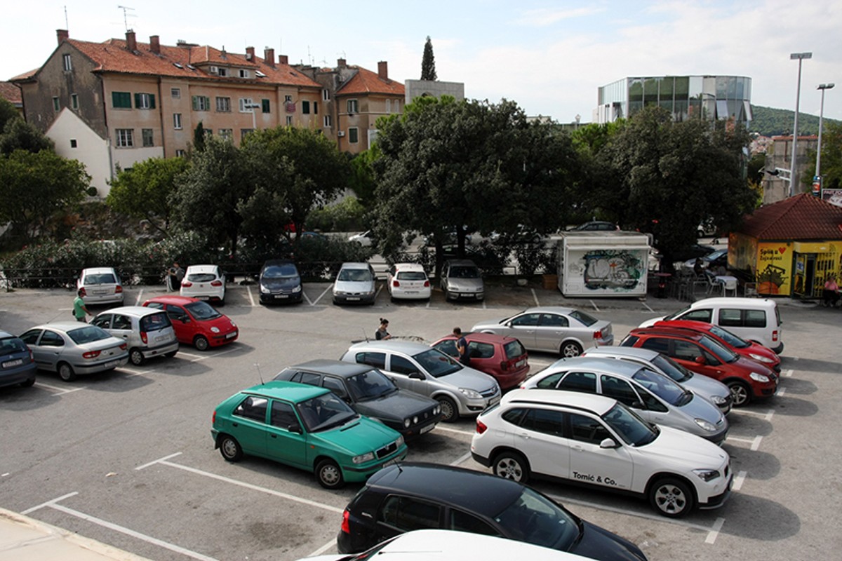 Parkiranje kod male dvorane na Gripama se počelo naplaćivati