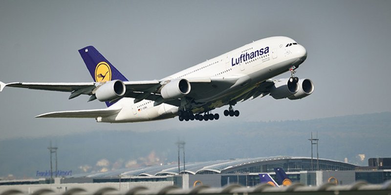 Užas na letu za München: Putnik iskašljavao 'litre krvi' pa se srušio i preminuo pred očima supruge