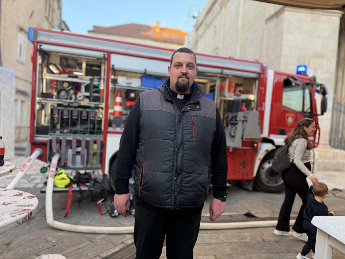 FOTO/VIDEO Izgorjelo više stanova: U požaru u Trogiru lakše ozlijeđen vatrogasac, urušilo se krovište 