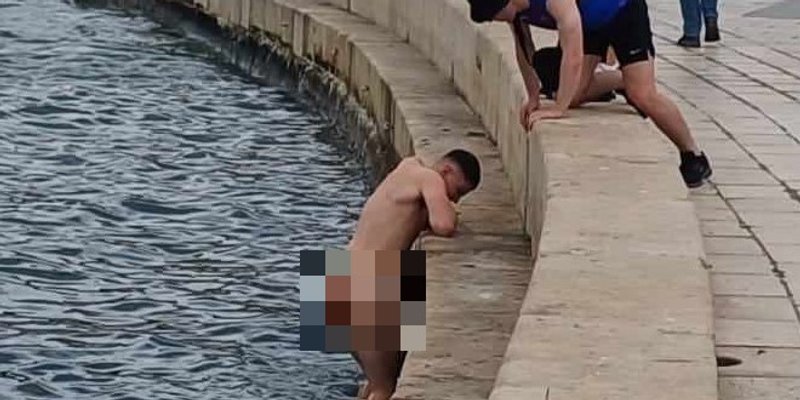 GOLOTINJA NA RIVI Usred dana se skinuo i skočio u more