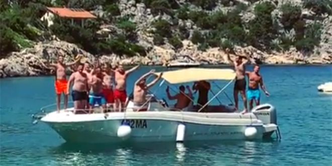 VIDEO Nini Badrić zapjevala skupina momaka s broda | Dalmatinski Portal