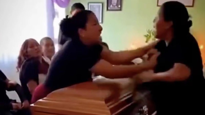 OKRŠAJ NA SPROVODU Žene se potukle pokraj ljesa nevjernog ljubavnika