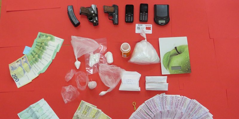 Policija pronašla pištolje, hrpu eura i kokain
